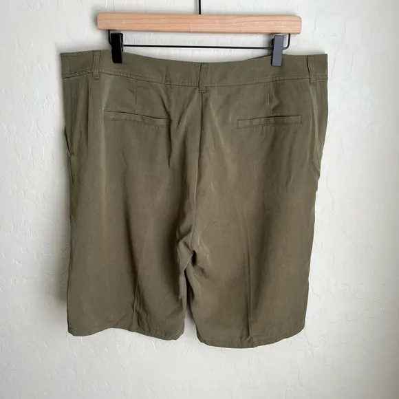 Eileen Fisher Tapered Tencel Casual Summer Shorts Olive Size Large NEW
