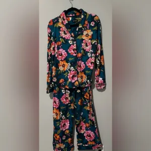 Room Service Two Piece Long Sleeve and Pants Floral Pajama Set Sz S NWT